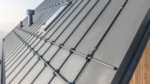 Hliníková střešní krytina SATJAM Rapid DeLuxe v odstínu antracit barevně ladí s okenními rámy i stylem stavby